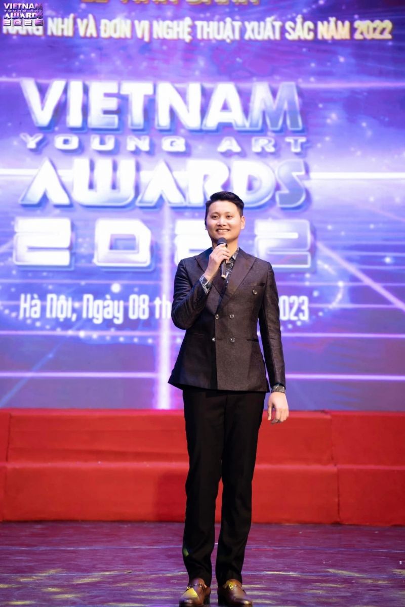  Nghệ sĩ nhân dân Lan Hương tặng Cuos và Bảng Chứng Nhận cho các Tài Năng Nhí
