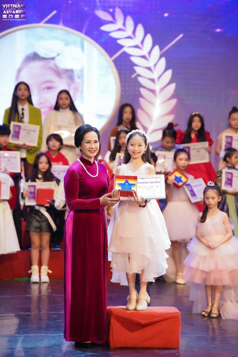 Tham dự sự kiện có sự có mặt của nghệ sĩ nhân dân Lan Hương; Ông Nguyễn Chí Dũng – Gđ Trung tâm UNESCO Hỗ trợ và Phát triển Nghệ thuật Việt Nam: Các người đẹp, Hoa hậu nhân ái Ceo diễn viên Hoàng Yến, Hoa hậu Trúc Vũ:; các nhà báo: nghệ sỹ; Các Biên đạo, NTK nổi tiếng….