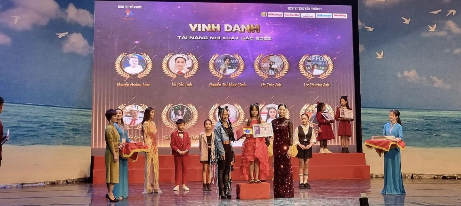 nhiều dự án thiện nguyện như Hoa nở muôn màu  năm 2021