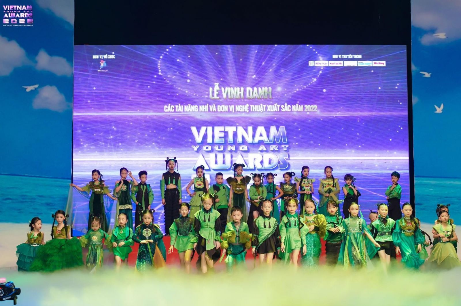 Sức trẻ, nhiệt huyết và tận tâm với các sân chơi dành cho trẻ em là điểm chung kết nối 60 chủ nhiệm của các CLB trên khắp các tỉnh thành hội tụ trong đêm nay.