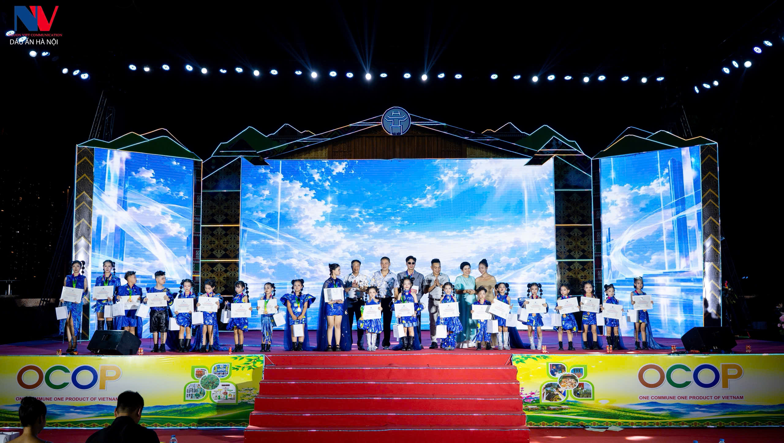 20 Mẫu Nhí Tỏa Sáng Trong BST “ Đêm Đầy Sao” của NTK Đinh Phương Trình tại Dấu Ấn Hà Nội – Hà Nội Trong Mắt Em