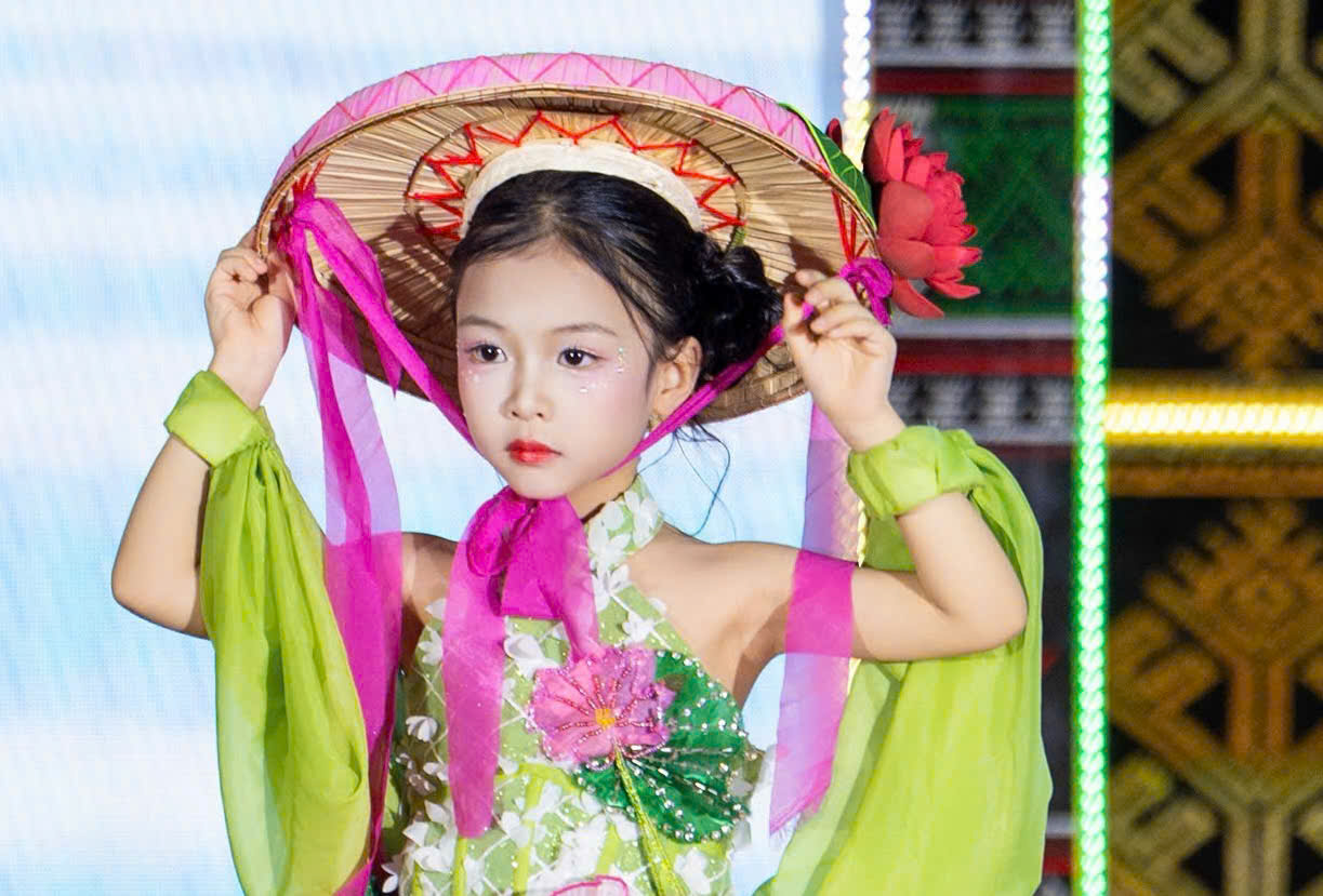 Đại sứ Nguyễn Thạch Anh ghi dấu ấn trong BST Liên Hoa của NTK Đinh Phương Trình 