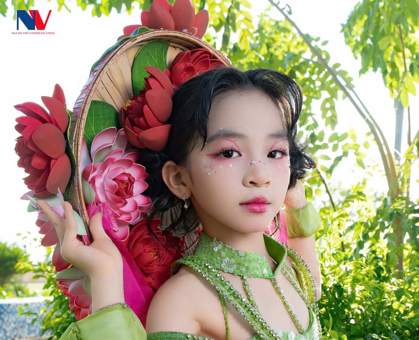 Vedette Trần Tuệ Lâm tỏa sáng trong BST Liên Hoa của NTK Đinh Phương Trình tại Dấu Ấn Hà Nội