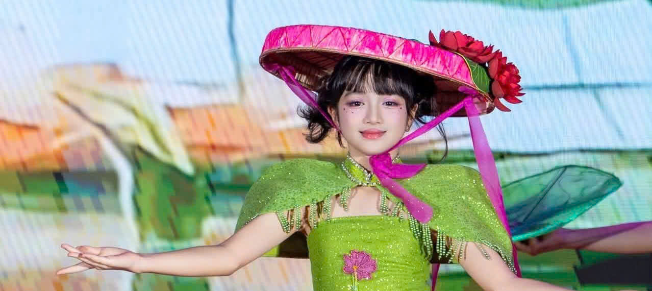 Nguyễn Châu An ghi dấu ấn First Face trong BST Ngọc Liên của NTK Đinh Phương Trình 