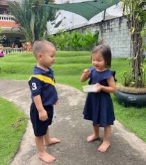 Leon - Lisa nhà Hà Hồ diện đồ đôi trong tiệc sinh nhật ở trường, càng lớn càng tình cảm