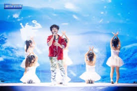 Cao Phú Quý - rực sáng tại Fashion Junction: live tiếng Anh nuốt mic, trình diễn mãn nhãn