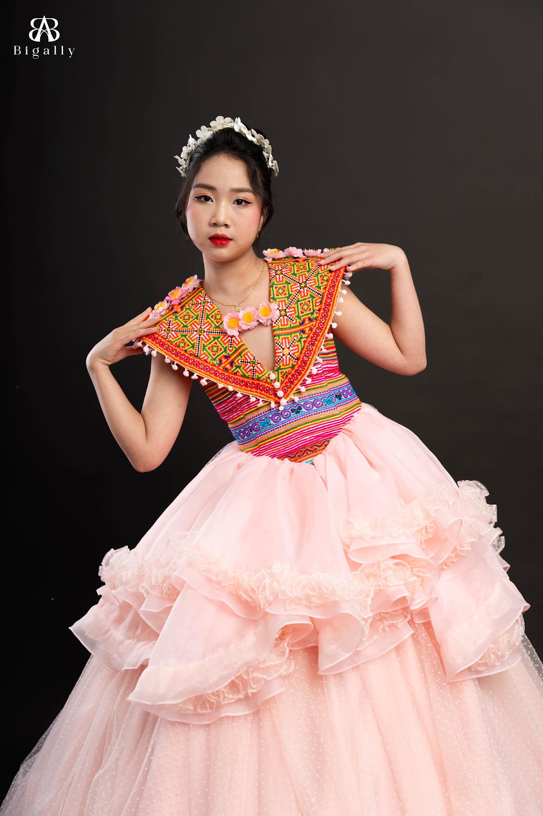 Model nhí Lê Nguyễn Trang Anh - Nàng thơ Vedette trong BST tinh hoa Hà ...