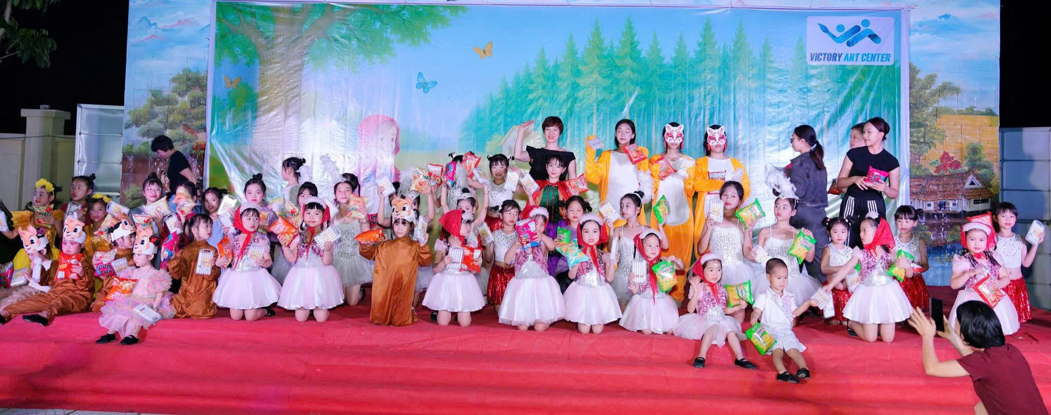 Ấn tượng với vở kịch múa “ Cô bé quàng khăn đỏ” của các Sao nhí CLB Nghệ thuật Victrory