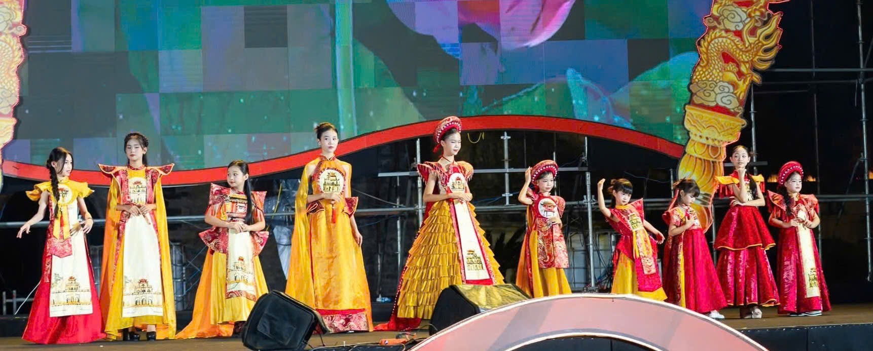 Dàn mẫu nhí tỏa sáng trong chương trình: “ Sắc Màu Di Sản- Kết Nối Tinh Hoa Toàn Cầu” tại Khu di  tích Hoàng Thành Thăng Long