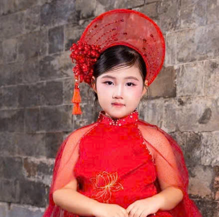 Nguyễn Ngọc Khánh My thần thái trong BST “Gấm Vóc Lụa Là”