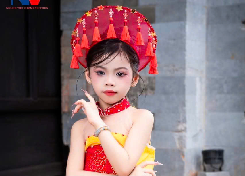 Thần thái tự tin giúp model nhí Nguyễn Ngọc Bảo Linh thu hút tại “Sắc Màu Tuổi Thơ”